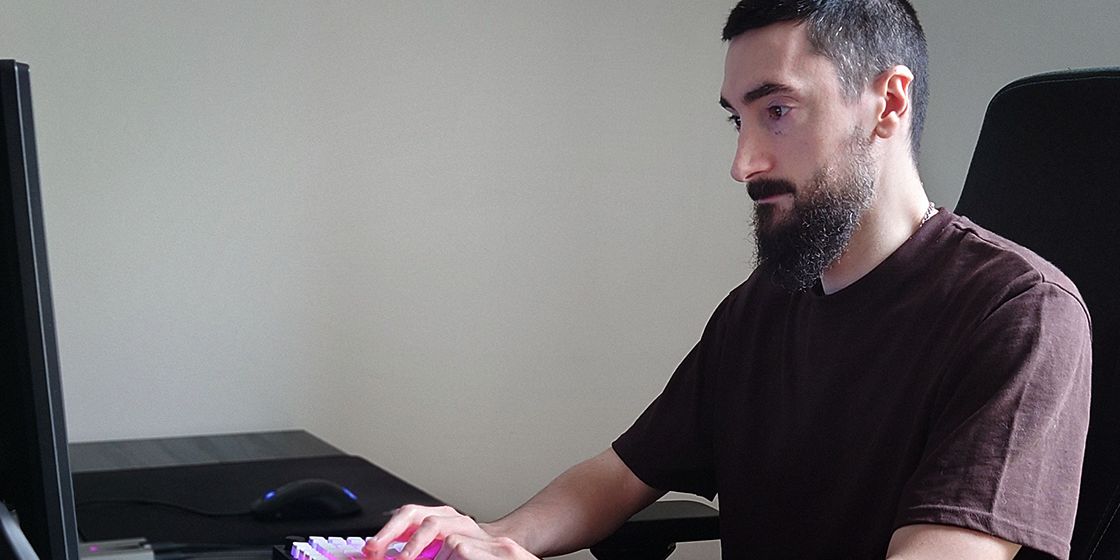 Aurélien Richard seated at a desk, working on a computer