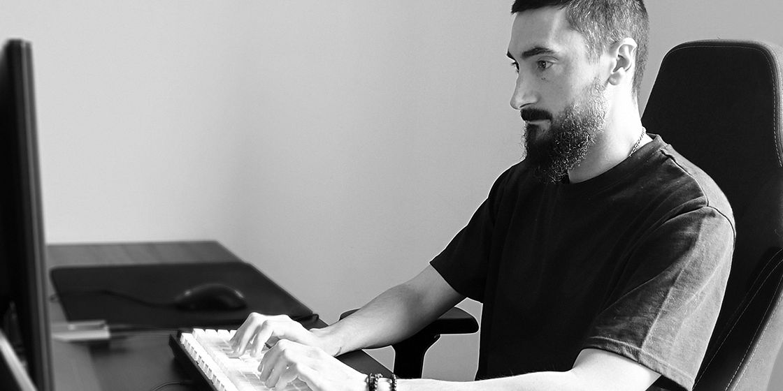 Aurélien Richard seated at a desk, working on a computer
